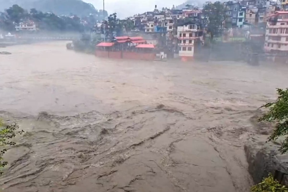हिमाचलमध्ये मान्सूनचा कहर : मुसळधार पावसाने 74 जणांचा बळी, 700 कोटींचे नुकसान